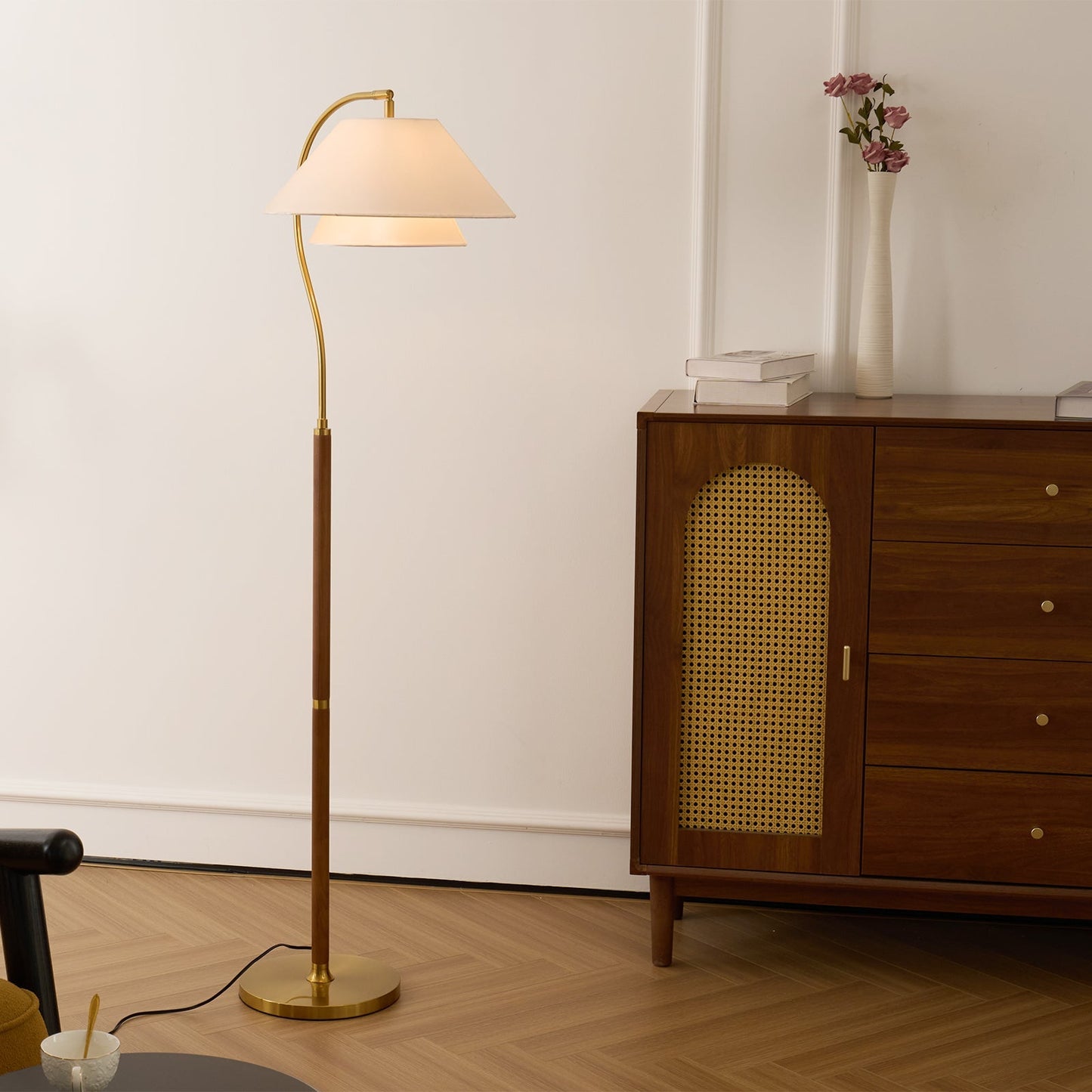 Luxe Vloerlamp met Dubbele Stoffen Kap en Houten Details – 155 cm Hoog Design Statement