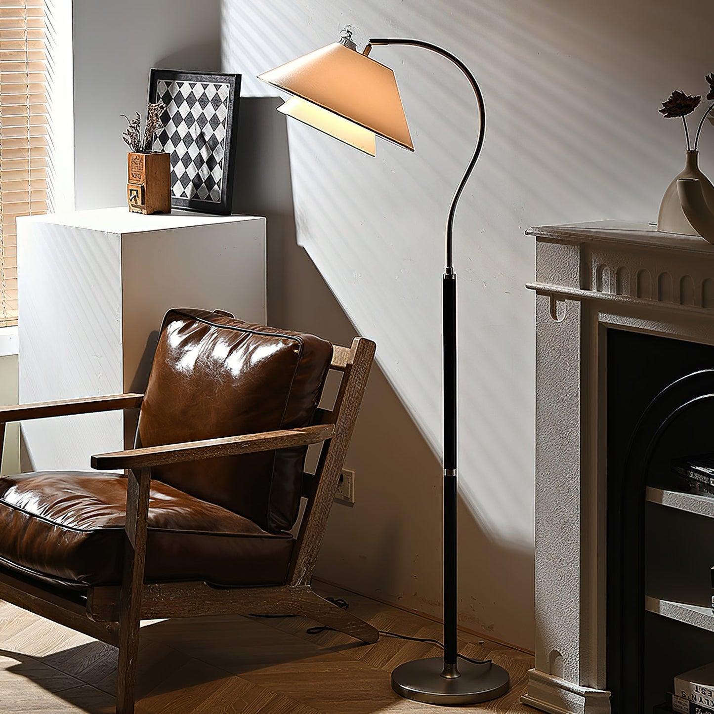 Luxe Vloerlamp met Dubbele Stoffen Kap en Houten Details – 155 cm Hoog Design Statement