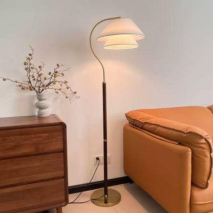 Staande Lamp met Gelaagde Linnenkappen en Gebogen Kolommen – Warmwitte Ambiance voor Woonkamer, Slaapkamer en Leeshoek