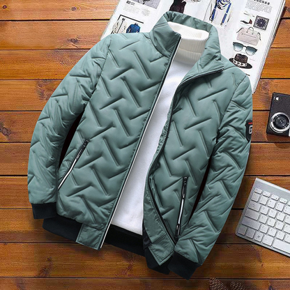 Harris Bomber Winterjas in groen, vooraanzicht. Deze moderne gewatteerde jas biedt stijl en warmte, perfect voor heren tijdens koude seizoenen. Afgewerkt met ritszakken en een trendy bomberontwerp.