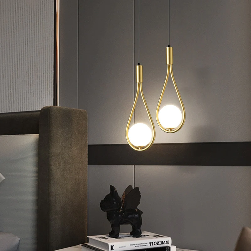 Nordic Hanglamp met Strakke Silhouet – Zwart & Goud Design