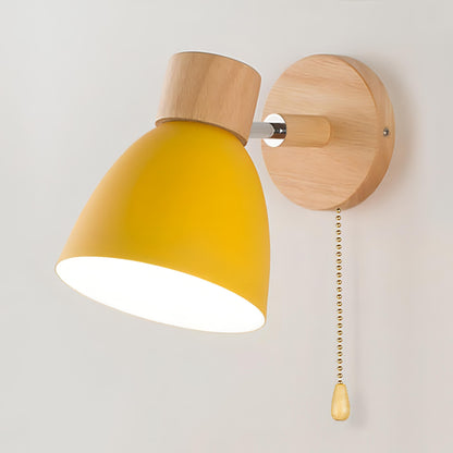 Scandinavische houten wandlamp met warm licht en trekkoordschakelaar voor rustige interieurs