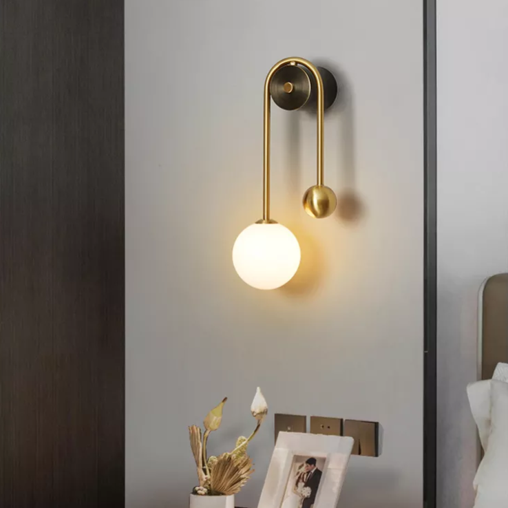 Goudkleurige Wandlamp met Wit Glazen Bol – Modern Scandinavisch Design voor Hal & Gang