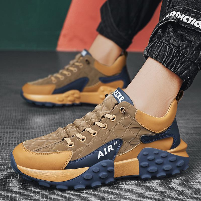 Afbeelding van de HerlevenX sneakers in een stijlvolle combinatie van bruin en marineblauw. Deze dynamische en comfortabele schoenen hebben een robuuste zool met noppenprofiel voor uitstekende grip en stabiliteit. Het moderne ontwerp biedt ademend materiaal en stevige constructie, perfect voor sportieve en casual gelegenheden. De opvallende kleuraccenten en unieke zolen geven de sneakers een trendy en eigentijdse uitstraling.