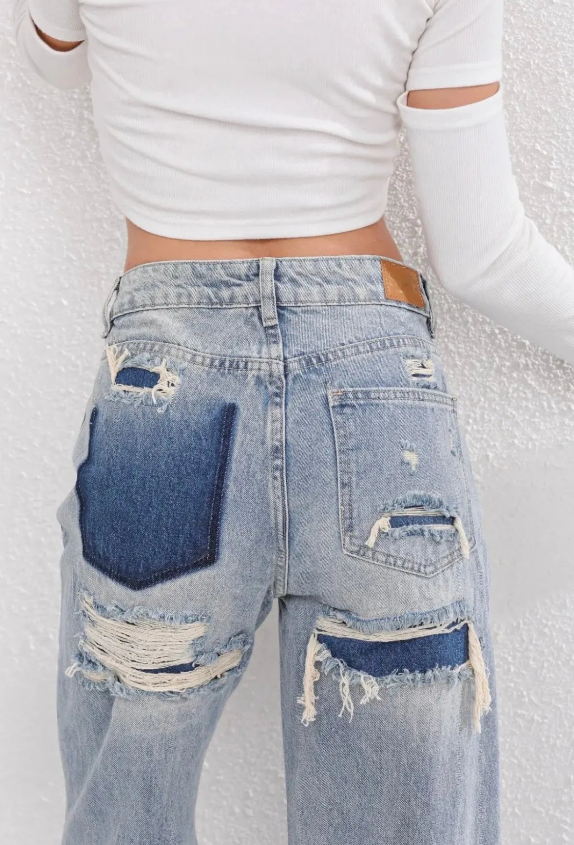 High waist jeans met gescheurde details