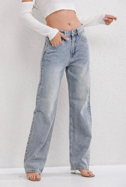 High waist jeans met gescheurde details