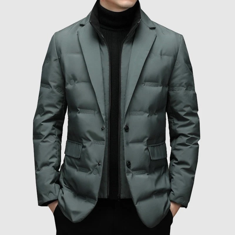 De Hivanova jas, een moderne groente jas met een gewatteerd ontwerp en winddichte eigenschappen. Deze stijlvolle jas combineert comfort en elegantie, ideaal voor koude en formele gelegenheden.