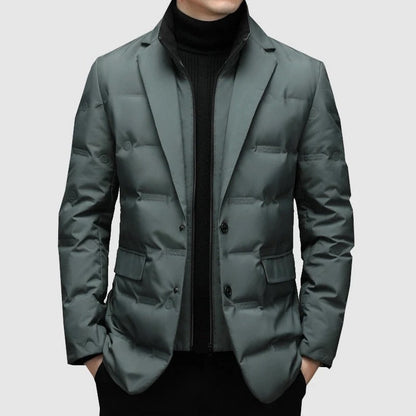 De Hivanova jas, een moderne groente jas met een gewatteerd ontwerp en winddichte eigenschappen. Deze stijlvolle jas combineert comfort en elegantie, ideaal voor koude en formele gelegenheden.