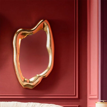 Asymmetrische Wandspiegel met Goudkleurige Houtenlijst – Organische Spiegel Moderne Wanddecoratie