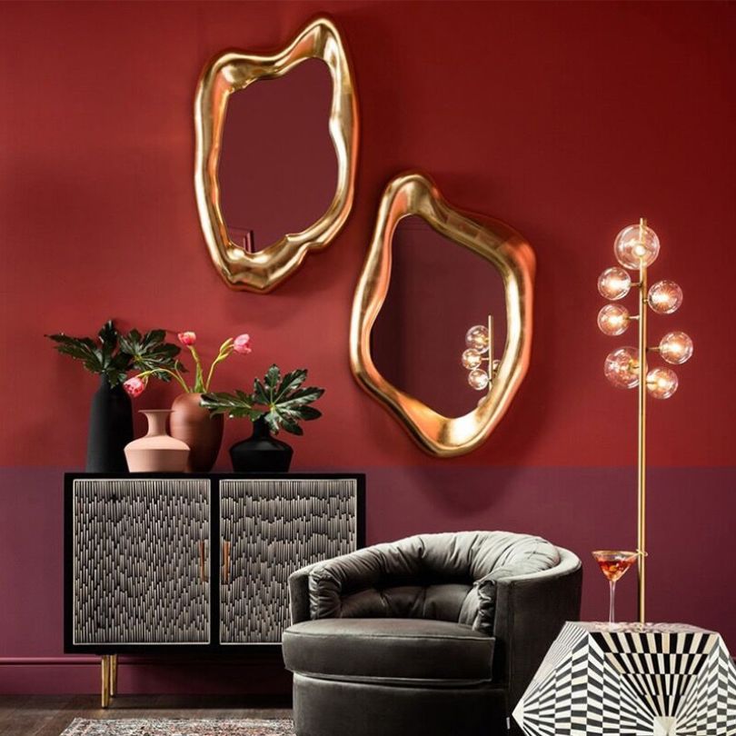 Asymmetrische Wandspiegel met Goudkleurige Houtenlijst – Organische Spiegel Moderne Wanddecoratie