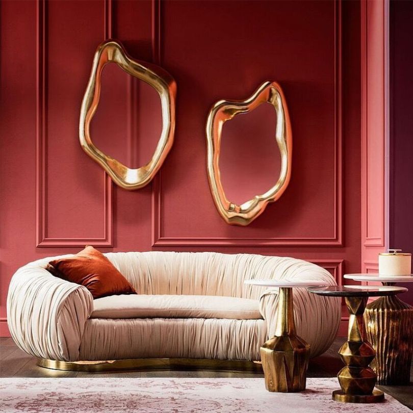 Asymmetrische Wandspiegel met Goudkleurige Houtenlijst – Organische Spiegel Moderne Wanddecoratie