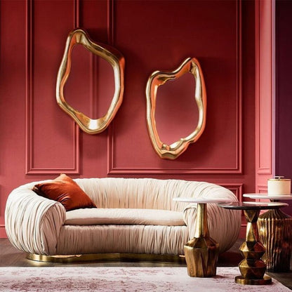 Asymmetrische Wandspiegel met Goudkleurige Houtenlijst – Organische Spiegel Moderne Wanddecoratie