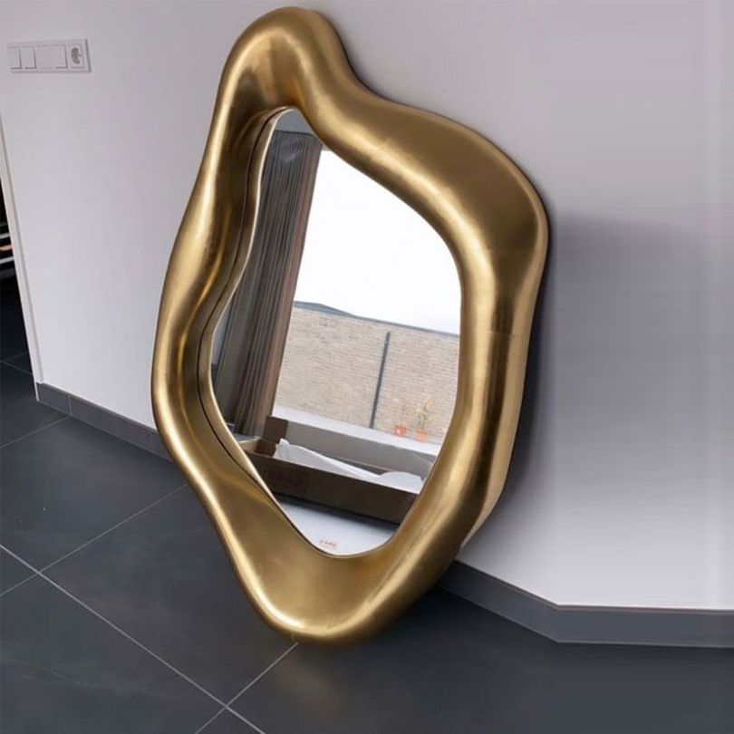 Asymmetrische Wandspiegel met Goudkleurige Houtenlijst – Organische Spiegel Moderne Wanddecoratie