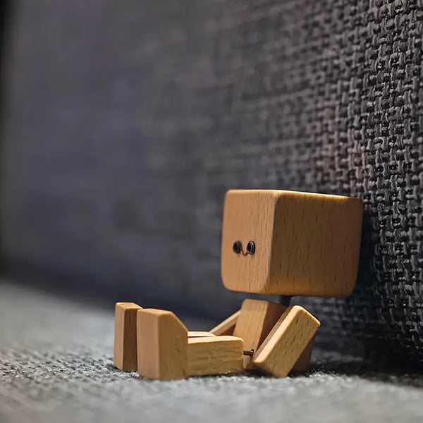 Houten Decoratiefiguur met Wippende Beweging en 12 Magnetische Gezichten