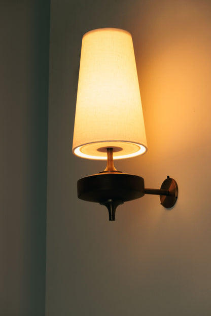 Vintage Wandlamp met Houten Arm en Stoffen Kap – Antiek Messing of Walnoot – E12/E14 Fitting