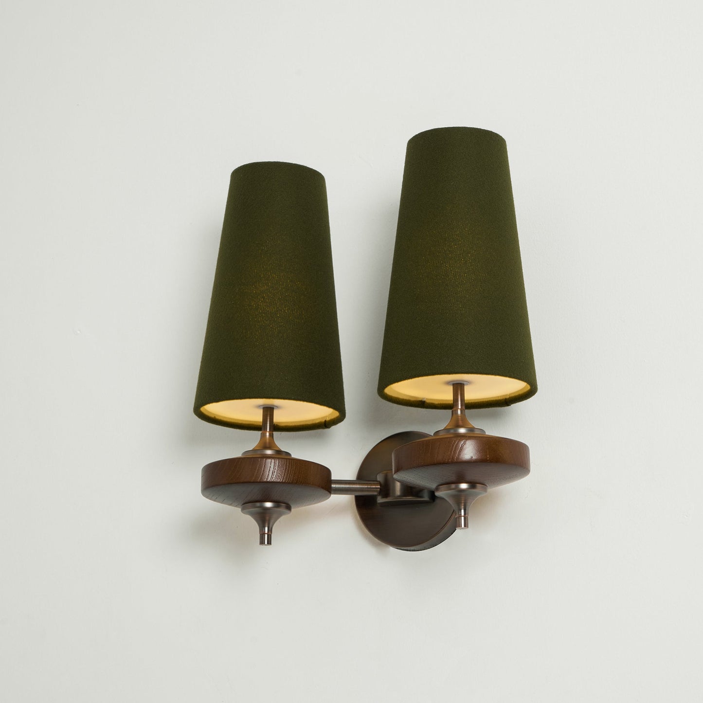 Design Wandlamp Met Houten Details En Stoffen Kap Geïnspireerd Op De Nikau Palm