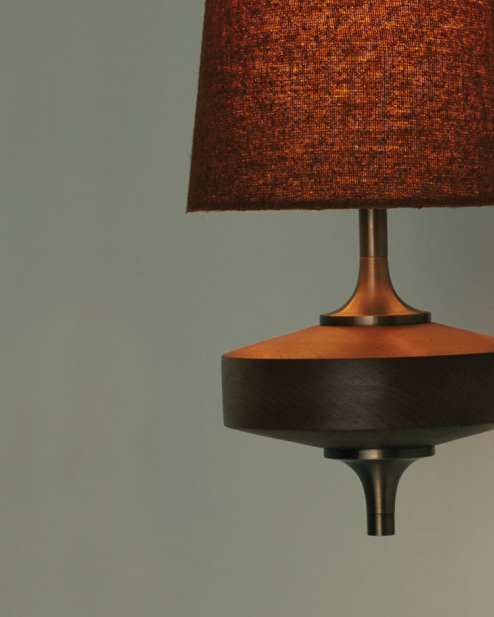 Vintage Wandlamp met Houten Arm en Stoffen Kap – Antiek Messing of Walnoot – E12/E14 Fitting