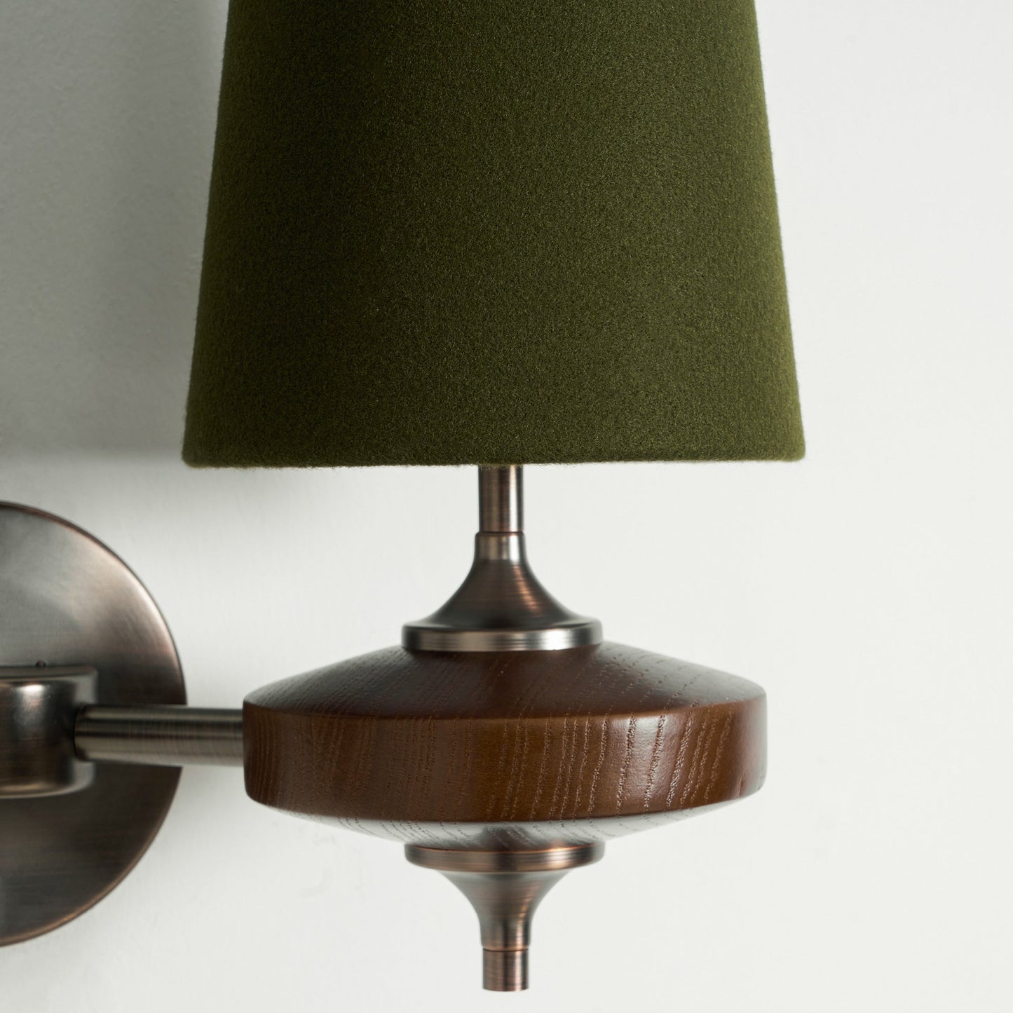 Design Wandlamp Met Houten Details En Stoffen Kap Geïnspireerd Op De Nikau Palm