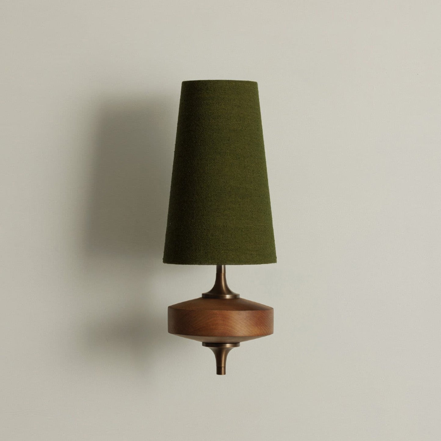Design Wandlamp Met Houten Details En Stoffen Kap Geïnspireerd Op De Nikau Palm