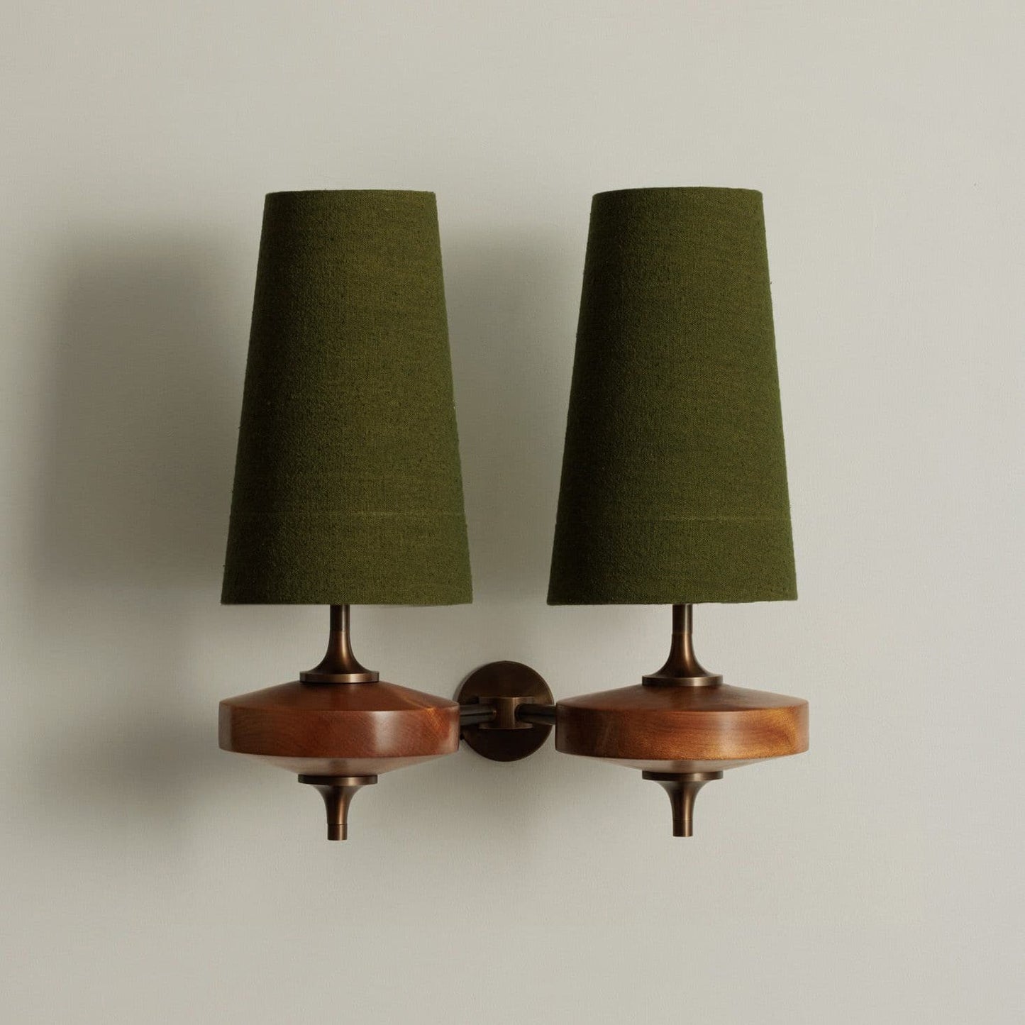 Design Wandlamp Met Houten Details En Stoffen Kap Geïnspireerd Op De Nikau Palm