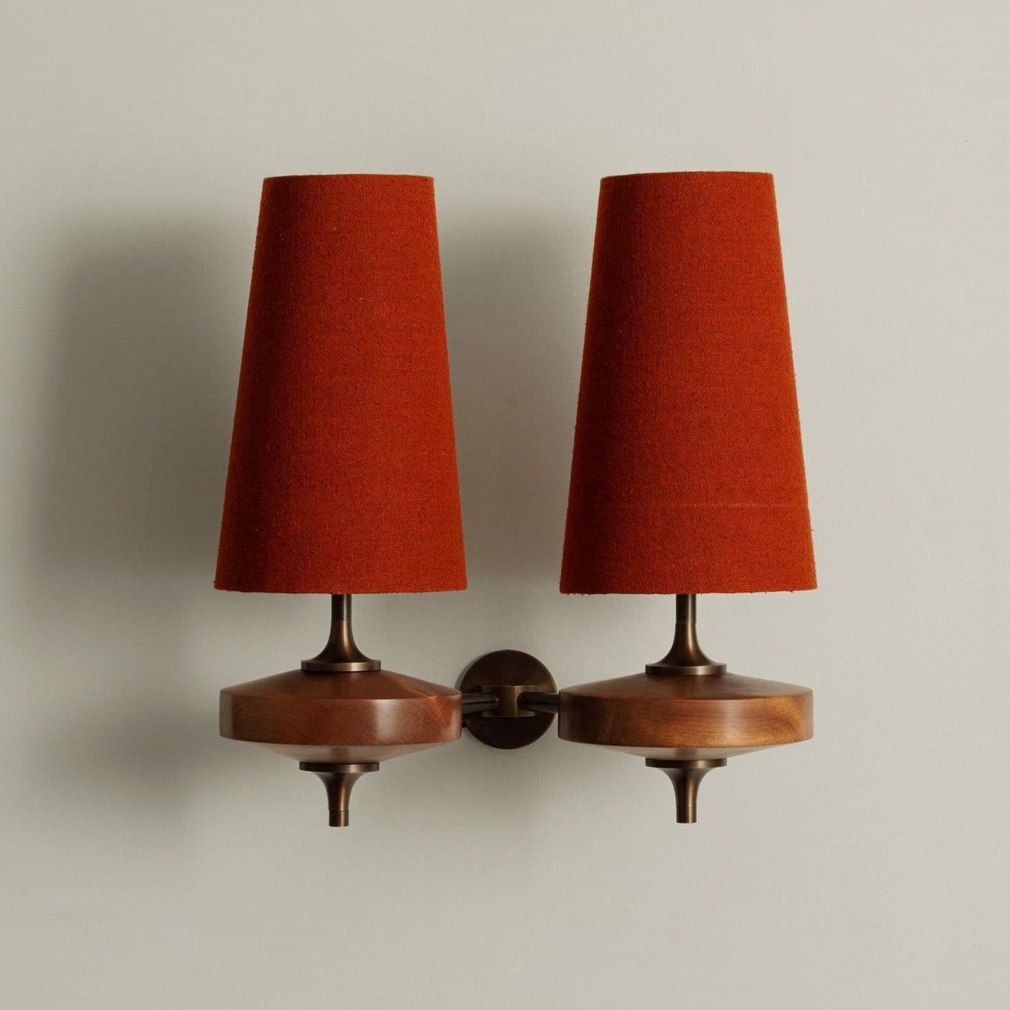 Design Wandlamp Met Houten Details En Stoffen Kap Geïnspireerd Op De Nikau Palm