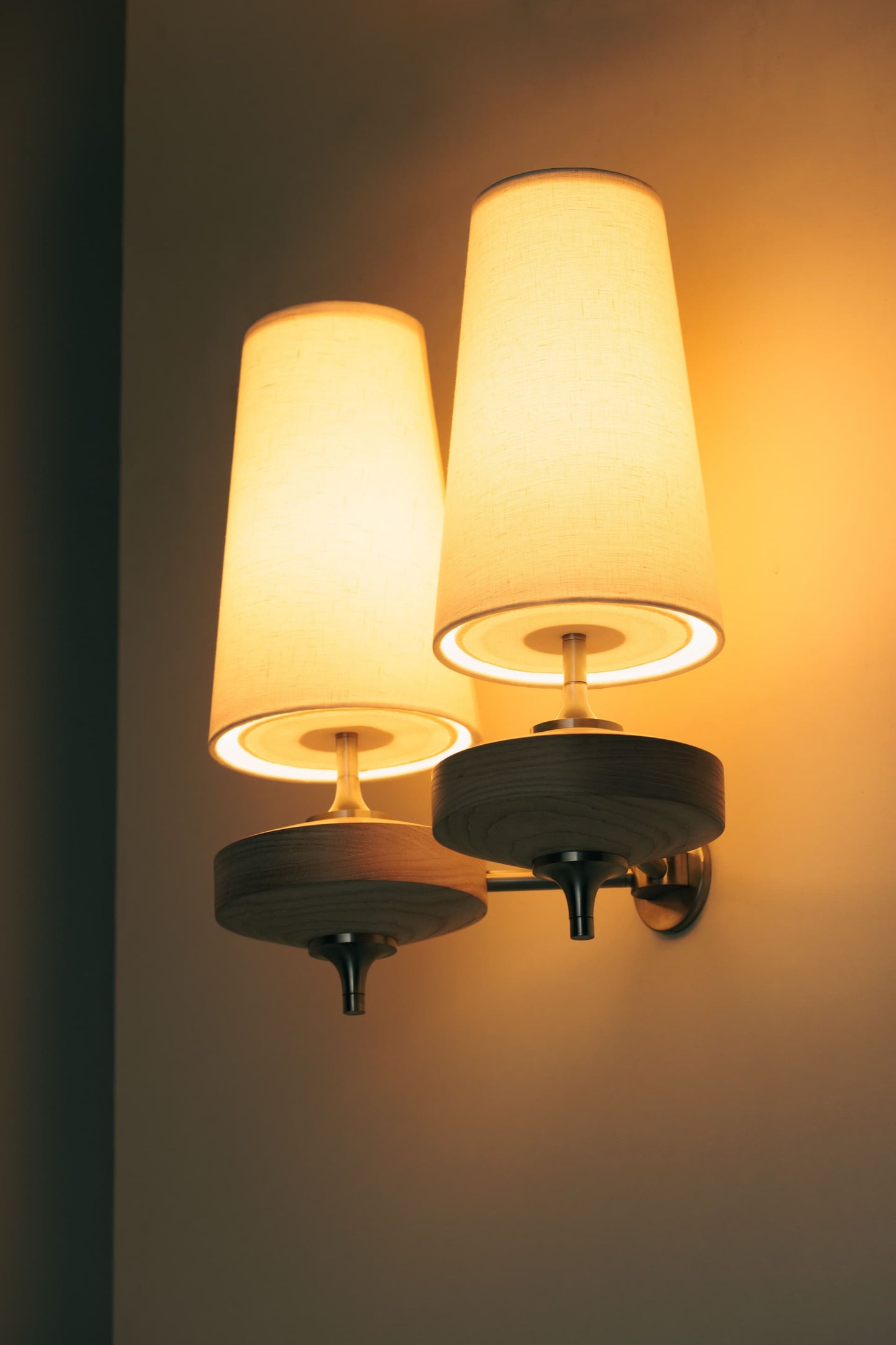 Vintage Wandlamp met Houten Arm en Stoffen Kap – Antiek Messing of Walnoot – E12/E14 Fitting