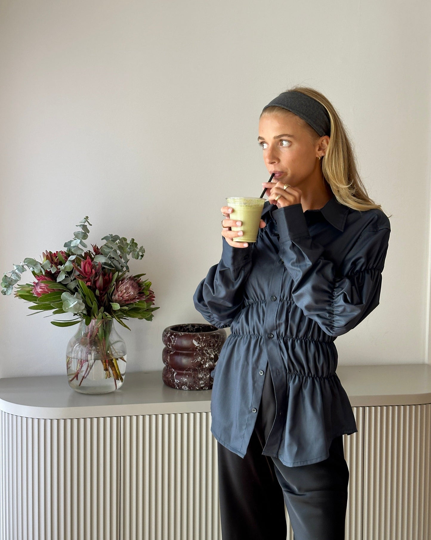 Vrouwelijke Blouse met Ruches en Plofmouwen