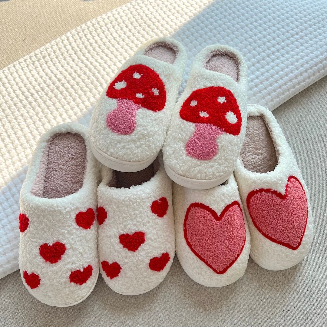 Pluche Pantoffels met Hartjesmotief - Warme Zachte Slippers voor Binnen - Gezellige Huisschoenen met Antislip Zool - Comfortabele Damesslippers Winter