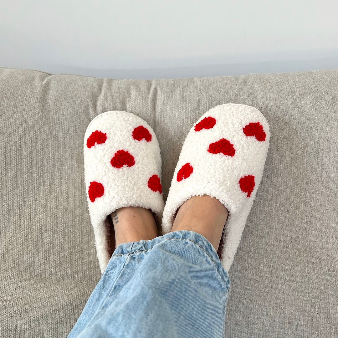 Pluche Pantoffels met Hartjesmotief - Warme Zachte Slippers voor Binnen - Gezellige Huisschoenen met Antislip Zool - Comfortabele Damesslippers Winter