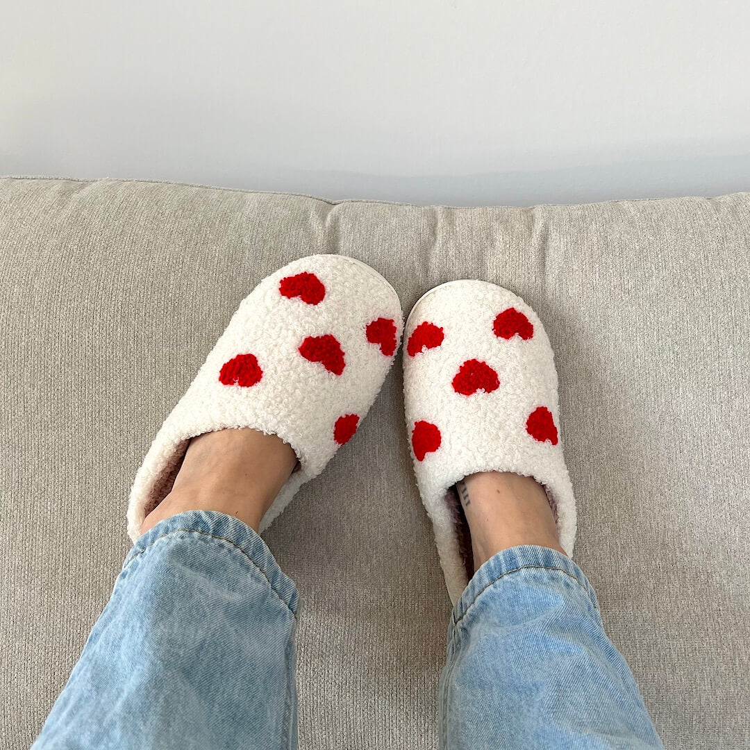 Pluche Pantoffels met Hartjesmotief - Warme Zachte Slippers voor Binnen - Gezellige Huisschoenen met Antislip Zool - Comfortabele Damesslippers Winter