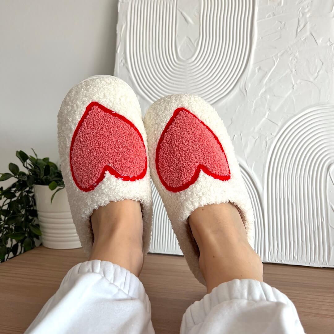 Pluche Pantoffels met Hartjesmotief - Warme Zachte Slippers voor Binnen - Gezellige Huisschoenen met Antislip Zool - Comfortabele Damesslippers Winter