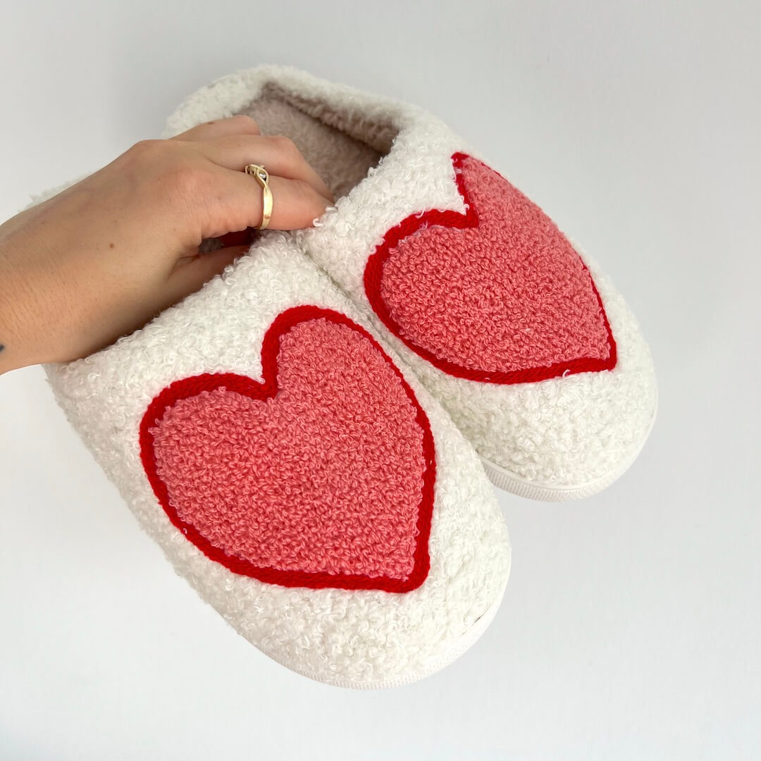 Pluche Pantoffels met Hartjesmotief - Warme Zachte Slippers voor Binnen - Gezellige Huisschoenen met Antislip Zool - Comfortabele Damesslippers Winter