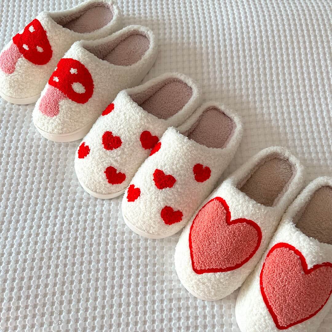 Pluche Pantoffels met Hartjesmotief - Warme Zachte Slippers voor Binnen - Gezellige Huisschoenen met Antislip Zool - Comfortabele Damesslippers Winter