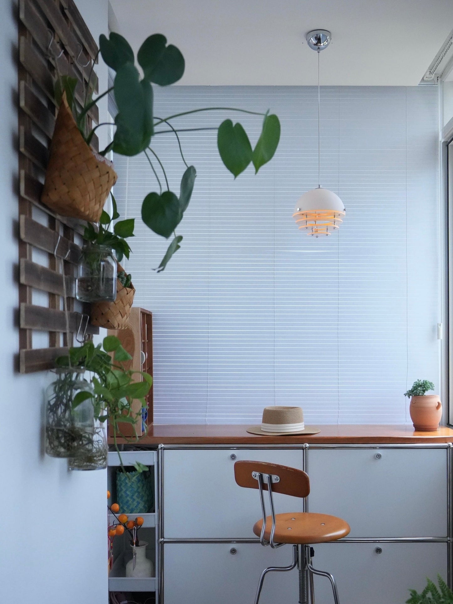 Stijlvolle Hanglamp Bauhaus Design Oranje-Wit Sfeerverlichting voor Moderne Interieurs