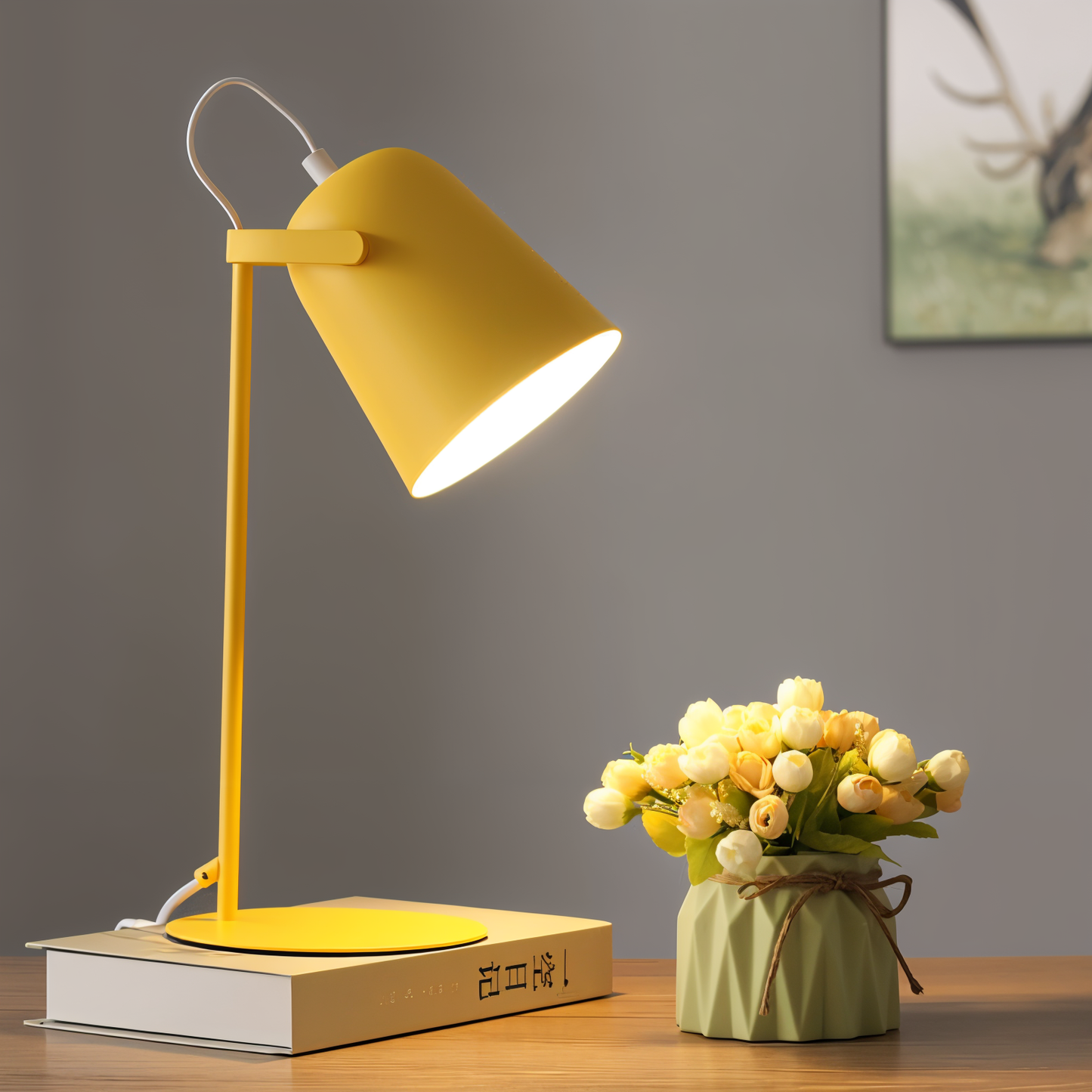JAVERTA verstelbare lamp in geel, met een boekenstapel en een bloemvaasje op een bureau.
