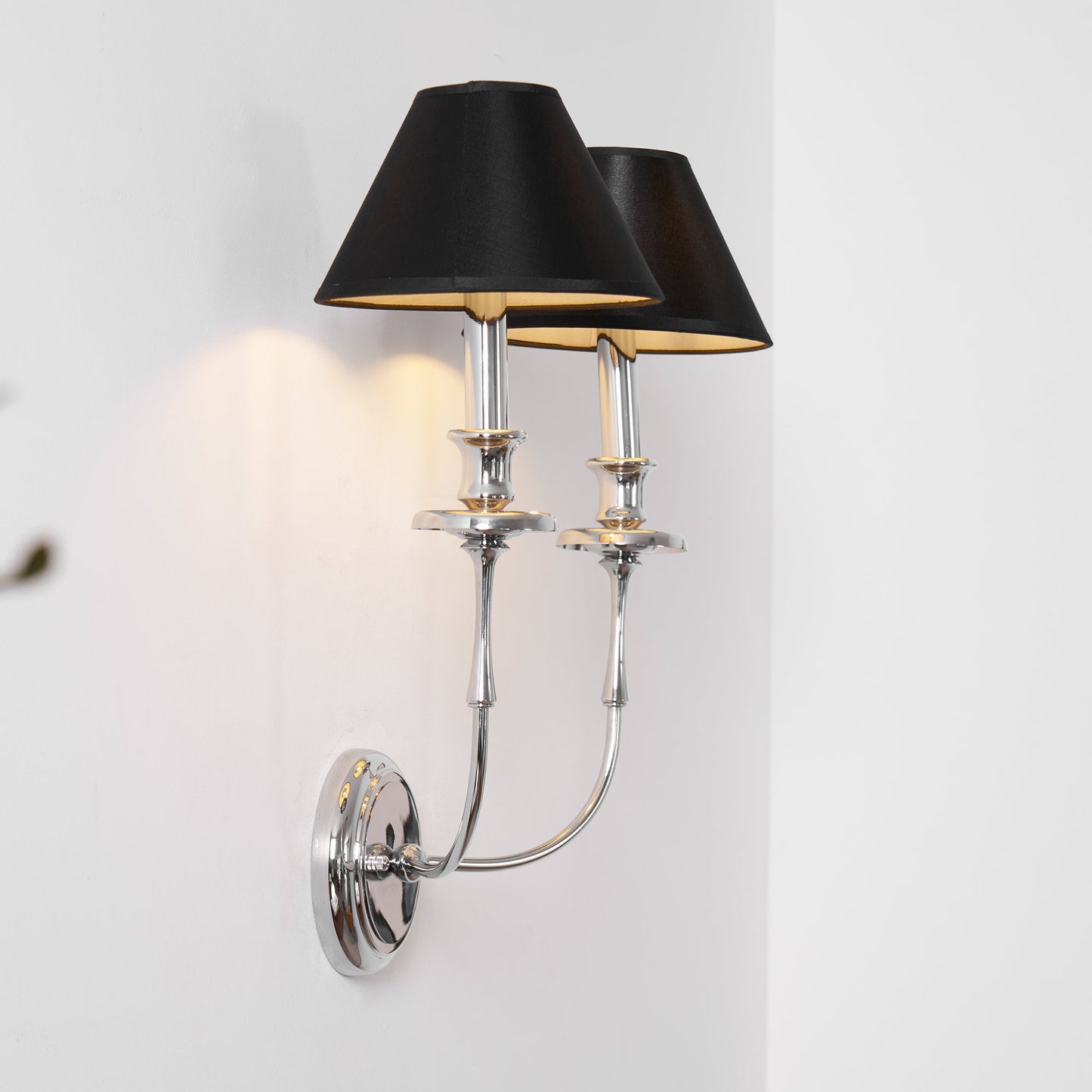 Moderne Wandlamp met Zwarte Stoffen Kap in Messing, Nikkel of Zwart – 1 of 2 Lichtpunten Design Verlichting