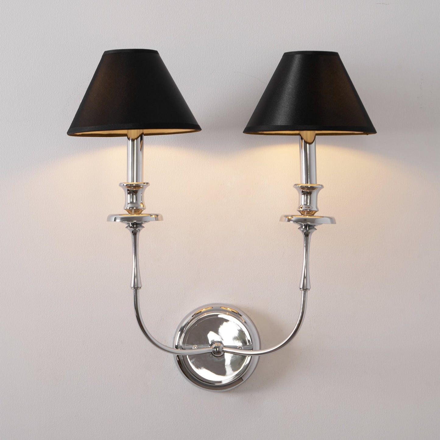 Moderne Wandlamp met Zwarte Stoffen Kap in Messing, Nikkel of Zwart – 1 of 2 Lichtpunten Design Verlichting