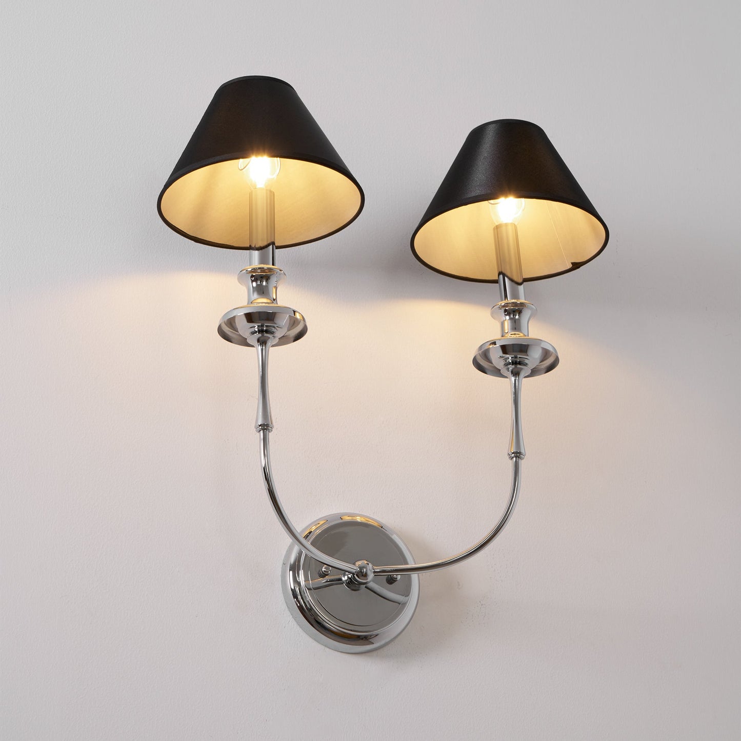 Moderne Wandlamp met Zwarte Stoffen Kap in Messing, Nikkel of Zwart – 1 of 2 Lichtpunten Design Verlichting