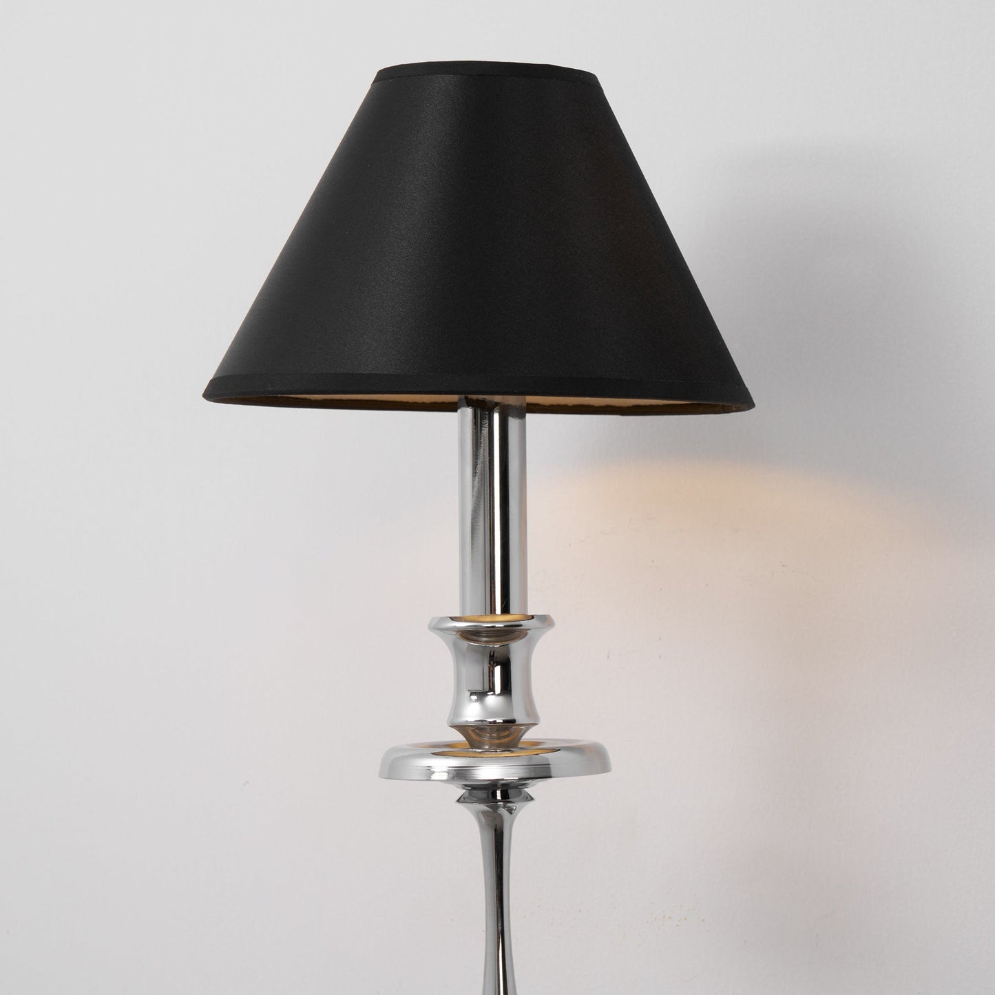 Moderne Wandlamp met Zwarte Stoffen Kap in Messing, Nikkel of Zwart – 1 of 2 Lichtpunten Design Verlichting