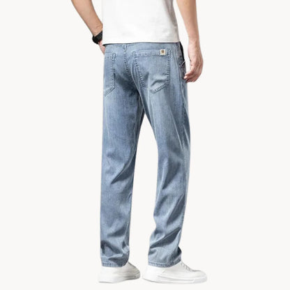 Jeans met recht gesneden pas en twee achterzakken