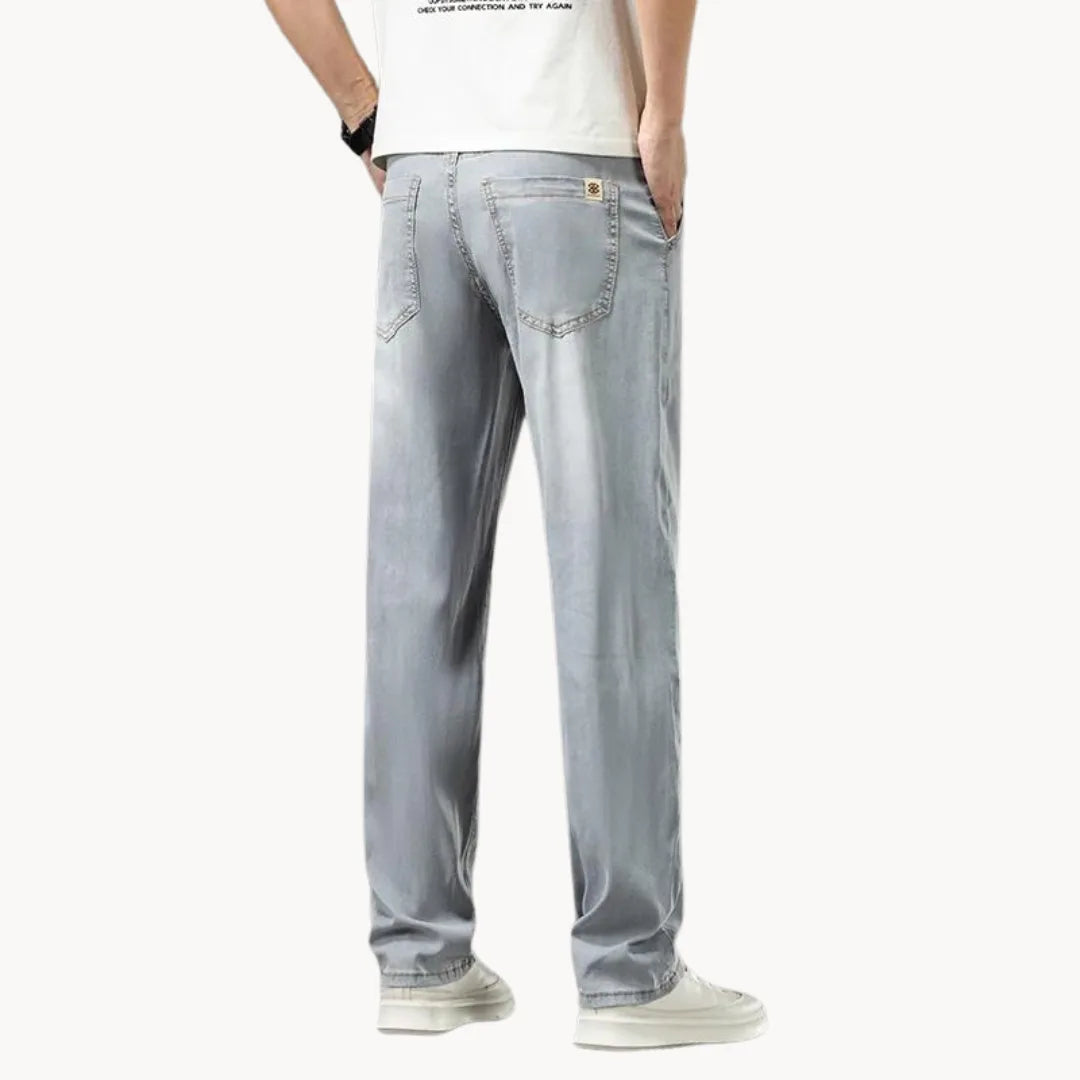 Jeans met recht gesneden pas en twee achterzakken