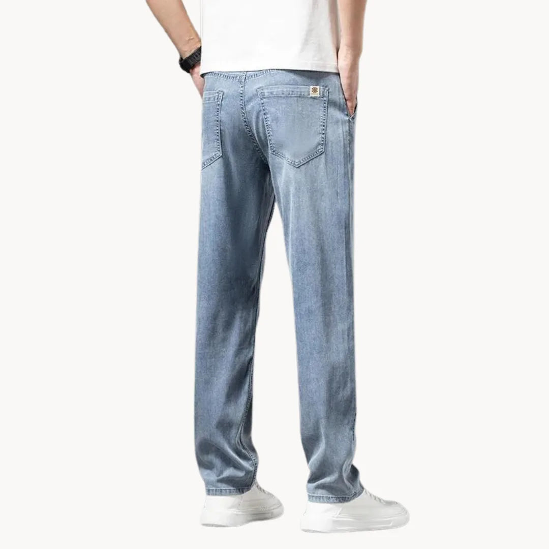 Jeans met recht gesneden pas en twee achterzakken