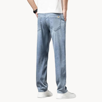 Jeans met recht gesneden pas en twee achterzakken