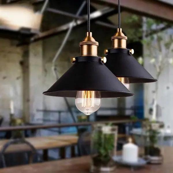 Moderne Scandinavische Industriële Hanglamp – Zwart met Gouden Accenten