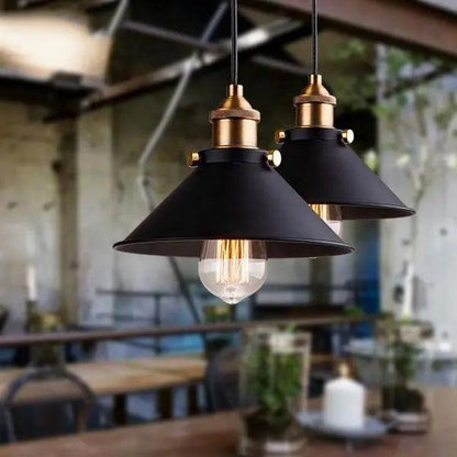 Moderne Scandinavische Industriële Hanglamp – Zwart met Gouden Accenten