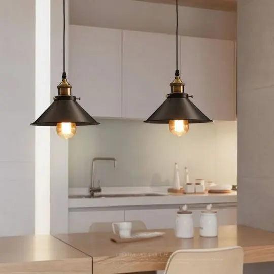 Moderne Scandinavische Industriële Hanglamp – Zwart met Gouden Accenten