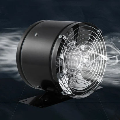 Een zwarte luchtventilator met een metalen rooster die krachtige luchtstroom produceert, zichtbaar door de beweging van de lucht rondom de ventilator. Het ontwerp is compact en efficiënt, ideaal voor verschillende toepassingen zoals keukens of werkruimtes.