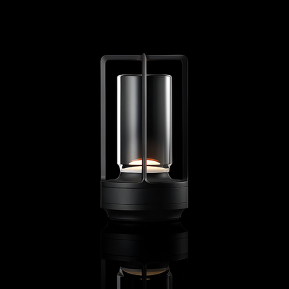 Jovien waterdichte lamp met een moderne zwarte afwerking, die een warme gloed uitstraalt, ideaal voor buitengebruik of in vochtige omgevingen. Het strakke ontwerp biedt een stijlvolle uitstraling en duurzaamheid.