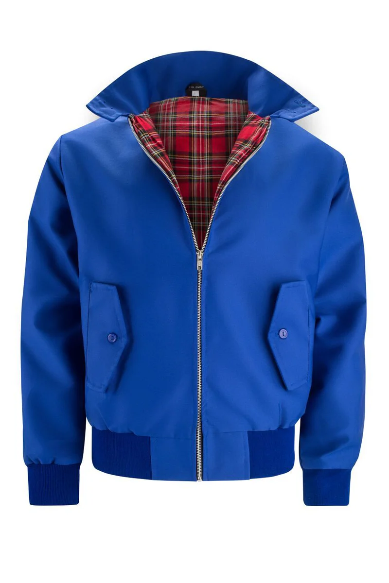 Kendra bomberjas in felblauw met een geruite voering voor een moderne en veelzijdige uitstraling. De jas heeft een ritssluiting aan de voorkant, knoopzakken en een opstaande kraag. Ideaal voor een casual, maar stoere look.