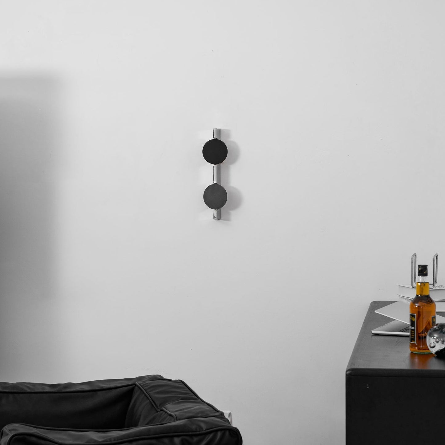 Kinetic Shadow Wandlamp Sculptuur met Verchroomde Schaduwprojectie
